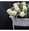 Корзина из белых роз и эвкалипта