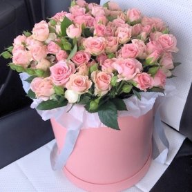 Кустовые розы в шляпной коробочке от интернет-магазина «Игнолия» в Люберцах