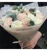 Букет из белых и розовых гвоздик с эвкалиптом в светлой упаковке