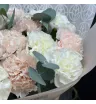 Букет из белых и розовых гвоздик с эвкалиптом в светлой упаковке