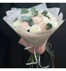 Букет из белых и розовых гвоздик с эвкалиптом в светлой упаковке