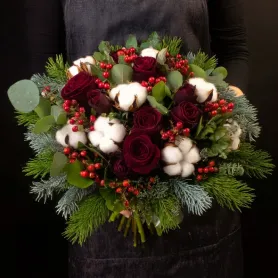 букет из красных роз, хлопка, нобилиса и красного гиперикума