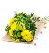 Букет в крафт-конверте из жёлтых хризантем