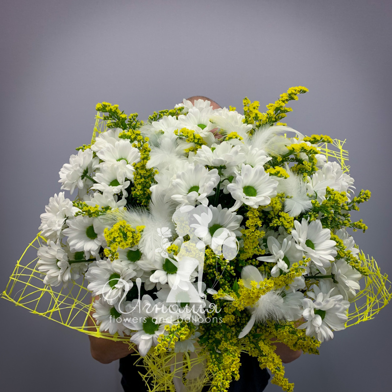 Букет из хризантем и солидаго «Весенний бриз» 1