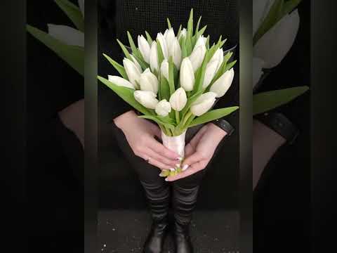 букет невесты из белых тюльпанов с лентой