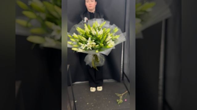 букет из 15 белых лилий.