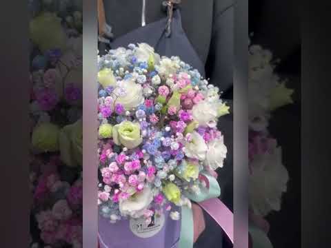 круглая коробка с белой эустомой и радужной гипсофилой