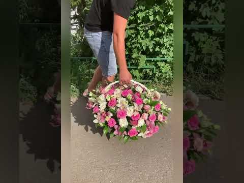корзина с розовыми розами,орхидеями и белой эустомой
