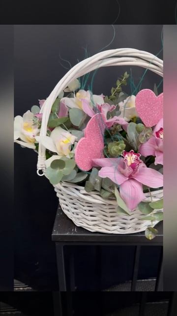 корзина из белых и розовых орхидей с эвкалиптом