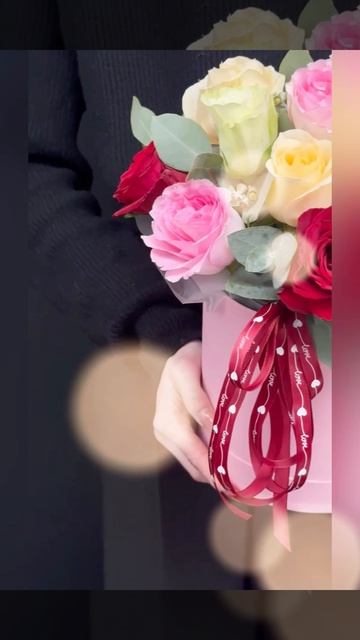 розовые, жёлтые, кремовые и красные розы с эвкалиптом в розовой шляпной коробке