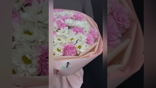 букет из белых хризантем и розовых гвоздик в декоративной упаковке