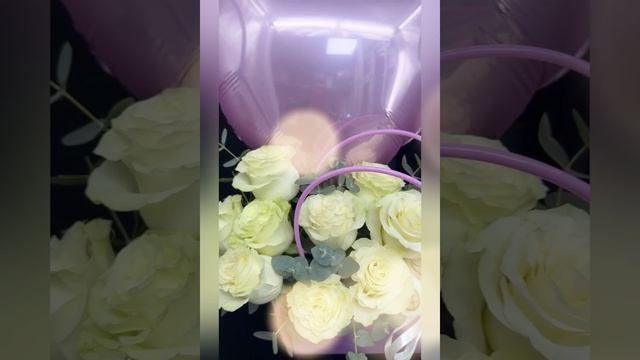 композиция из белых роз с игрушкой к коробочке с розовым фольгированным сердцем