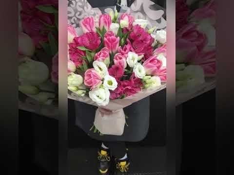 букет из розовых тюльпанов,альстромерии и белой эустомы.