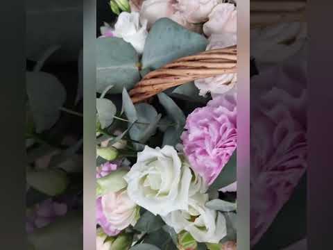 корзина с пионовидными белыми кустовыми розами и розовыми гвоздиками с эвкалиптом