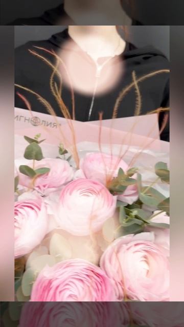розовые ранункулюсы Ханой с эвкалиптом в букете.