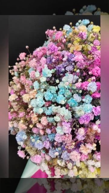 композиция из радужной гипсофилы с игрушкой Лотсо в коробочке