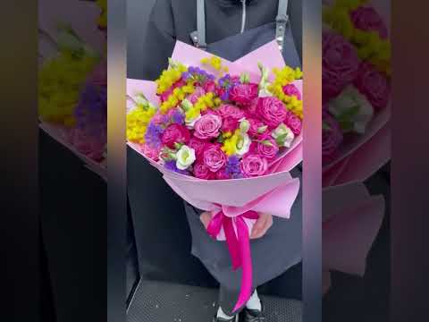 букет из розовых роз,синей статицы и мимозы.