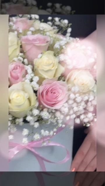 композиция из розовых и белых роз с белой гипсофилой в коробочке