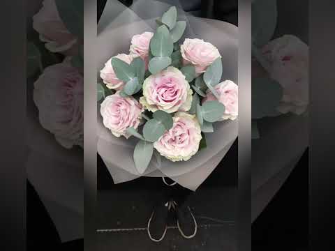 букет из 7 розовых роз и эвкалипта.