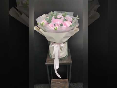 розовые ранункулюсы Ханой с эвкалиптом в букете.