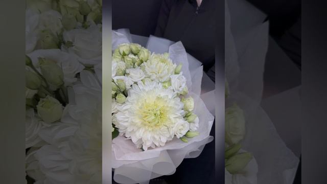 букет из белых хризантем с кустовыми розами и лизиантусом.