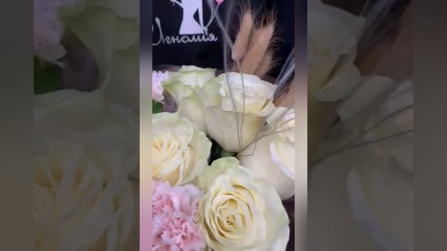 букет из белых роз и розовых гвоздик с тыквой.