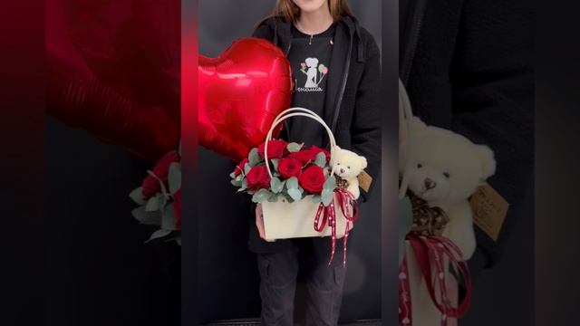 композиция из красных роз, с эвкалиптом и декоративным мишкой в коробочке
