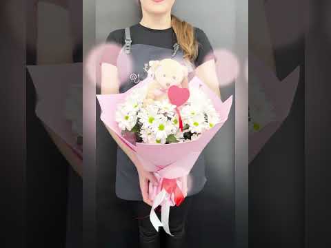 букет из белых кустовых хризантем с мягкой игрушкой медведем в декоративной упаковке
