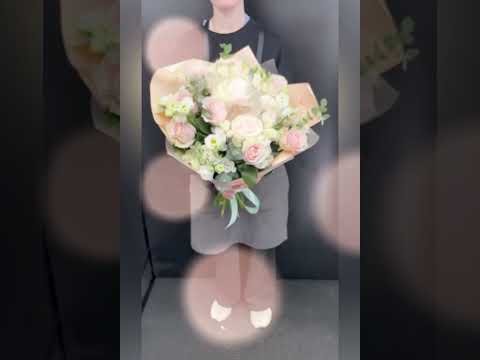 букет из розовых роз,белой эустомы и эвкалипта в светлой упаковке.