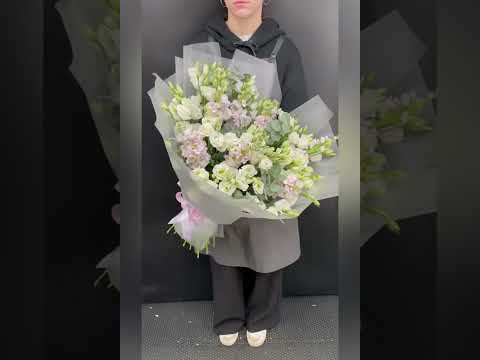 букет из белой эустомы и розовой матиолы с эвкалиптом в декоративной упаковке
