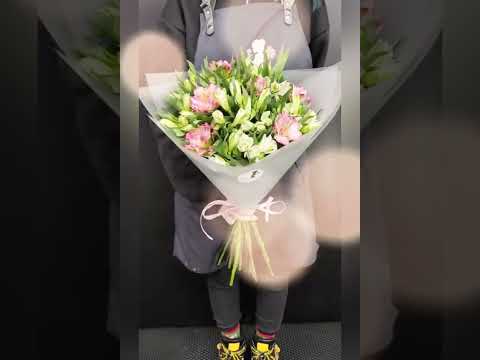 букет из 15 розовых и белых альстромерий в серой упаковке