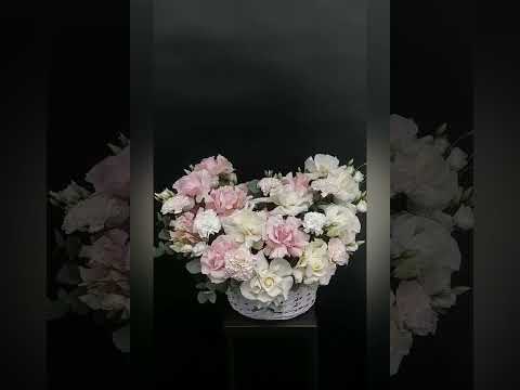 композиция из розовых французских роз, белой эустомы и эвкалипта в плетёной корзине