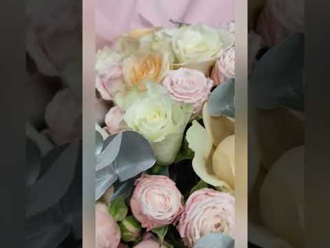 букет из кремовых,персиковых и розовых кустовых роз с эвкалиптом.