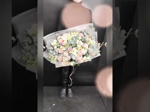 букет из розовых роз и белой эустомы с эвкалиптом.