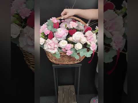 корзина с розовыми ранункулюсами и французскими розами