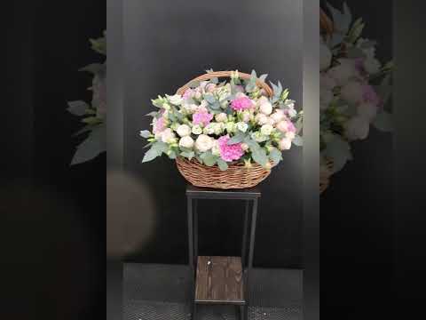 композиция из пионовидных кустовых роз, гвоздики, эустомы и эвкалипта в корзине