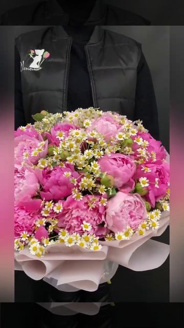 розовые пионы и белые ромашки в букете