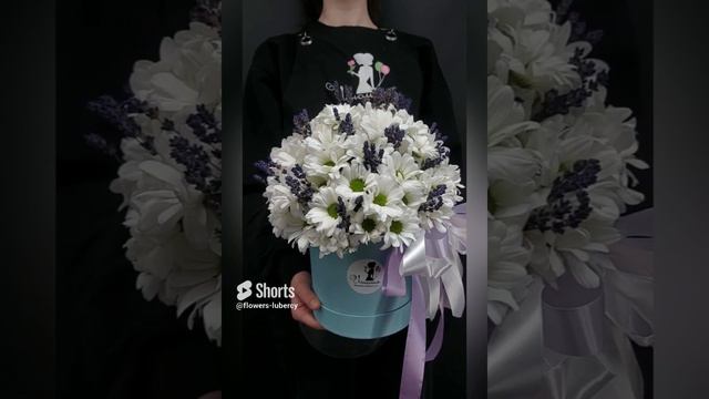 композиция из белых кустовых хризантем и лаванды в коробке