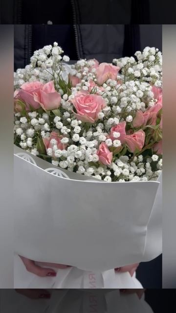 букет из розовых кустовых роз и белой гипсофилы.