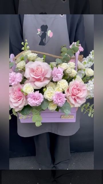 розовые и кремовые розы, розовая эустома, сиреневая маттиола и зелень в фиолетовом ящике