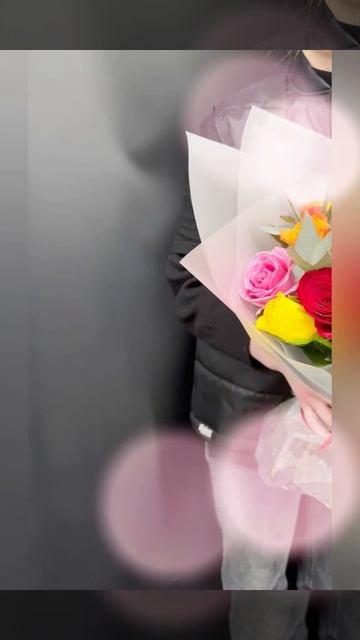 25 разноцветных роз с эвкалиптом в декоративной упаковке