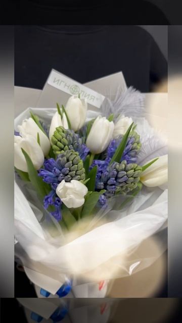 букет из синих гиацинтов и белых тюльпанов с эвкалиптом.