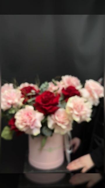 красные и розовые французские розы с эвкалиптом в розовой шляпной коробке