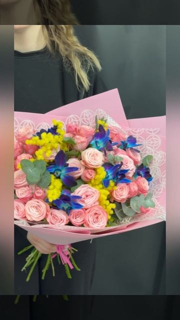 розовые кустовые розы,синие орхидеи и мимоза с эвкалиптом в букете.