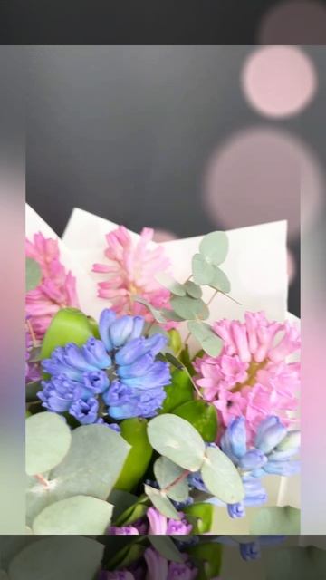букет из розовых и синих гиацинтов с эвкалиптом.