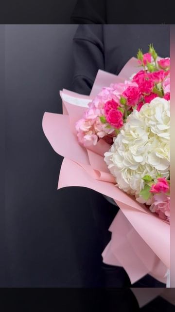 букет из розовых и белых гортензий и малиновых кустовых роз.