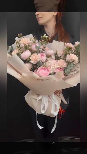 букет из розовых ранункулюсов с гвоздиками,эвкалиптом и розовой гортензией.