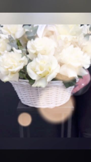 кремовые французские розы с эвкалиптом в белой плетёной корзине