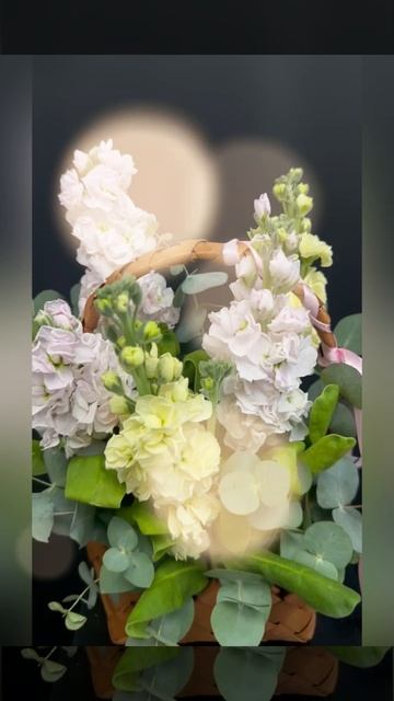 сиреневая и зелёная маттиола с эвкалиптом в коричневой плетёной корзине