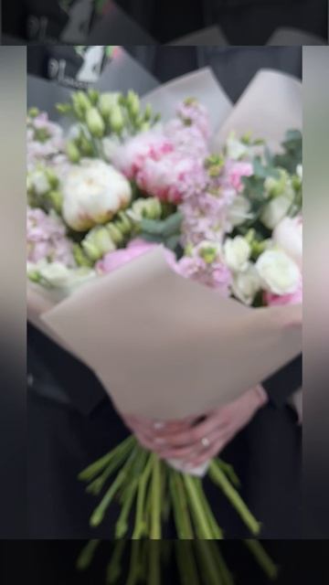 розовые пионы с белой эустомой,маттиолой и эвкалиптом в букете